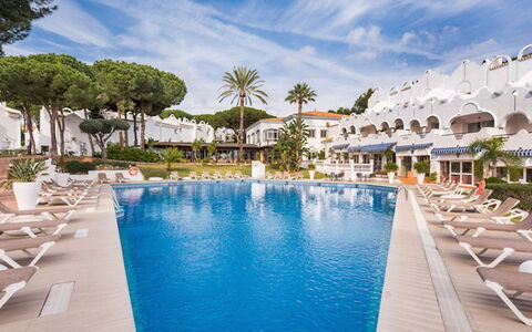Reserva de Marbella: Water, Cloud, Sky, Furniture, Swimming Pool, Seaside Resort, Plant, Azure, Chair, Tree