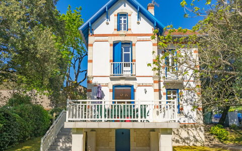 Jeanne D'Arc: Plant, Sky, Building, Property, Window, Tree, Architecture, Stairs, House, Cottage