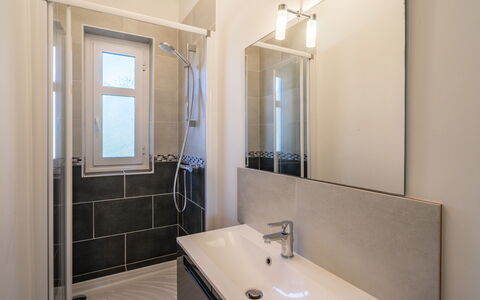 Jeanne D'Arc: Sink, Plumbing Fixture, Tap, Mirror, Building, Wood, Bathroom, Lighting, Interior Design