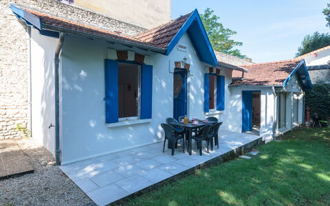 Domremy: Sky, Plant, Building, Window, Shade, Land Lot, House, Cottage, Residential Area, Tree
