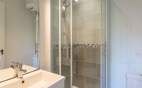 Domremy: Mirror, Property, Sink, Tap, Plumbing Fixture, Bathroom Sink, Bathroom, Shower, Shower Door