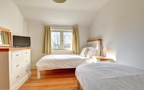 Accommodation:&nbsp;Kew 693.2