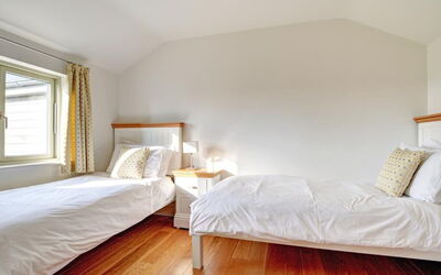 Accommodation:&nbsp;Kew 693.2