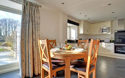 Accommodation:&nbsp;Kew 693.2