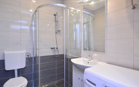 Dunja: Bathroom, Property, Room, Tile, Plumbing Fixture, Architecture, Tap, Real Estate, Interior Design, Shower Door