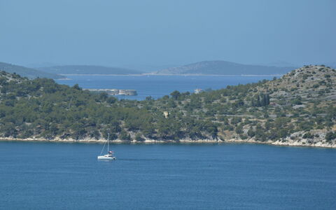 Elin: Water, Sky, Mountain, Azure, Watercraft, Boat, Coastal And Oceanic Landforms, Lake, Horizon, Tree
