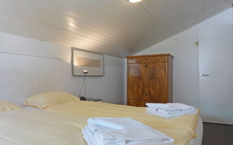 Im Gruebi Apt.5: Comfort, Wood, Building, Floor, Bed, Hardwood, Ceiling, Flooring, Bedding