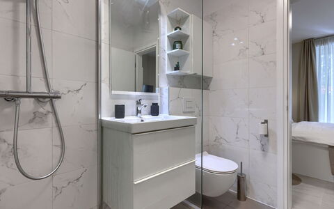 Albona Luna: Interior Design, Flooring, Floor, Plumbing Fixture, Bathroom, Plumbing, Tap, Mirror, Room, Ceiling