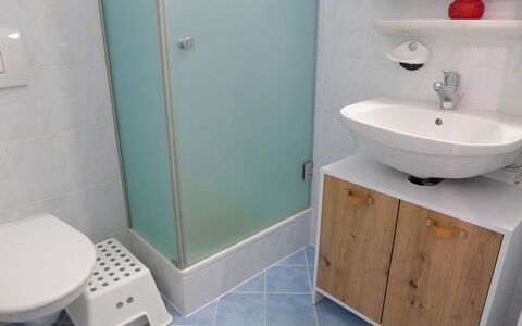 Schuss 23: Plumbing Fixture, Sink, Tap, White, Bathroom Sink, Bathroom, Bathroom Cabinet, Interior Design, Cabinetry, Floor