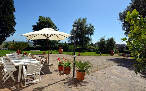 Di Vinci: Property, Sky, Real Estate, House, Vacation, Building, Restaurant, Home, Patio, Tree