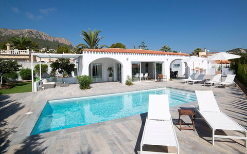 Trebol: Property, House, Building, Home, Real Estate, Estate, Architecture, Swimming Pool, Sky, Villa