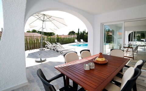Trebol: Property, Room, Building, House, Interior Design, Furniture, Real Estate, Table, Home, Architecture