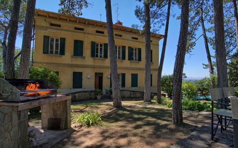 Il Poggio Di Patrignone: Property, House, Building, Home, Estate, Real Estate, Tree, Architecture, Room, Cottage