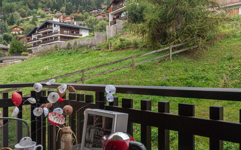Clair Matin 20: Plant, Green, Building, Fence, Grass, Leisure, Slope, House, Tree, Landscape