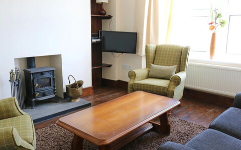 Dunan: Table, Furniture, Property, Couch, Window, Building, Picture Frame, Comfort, Houseplant, Wood