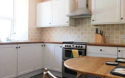 Dunan: Cabinetry, Property, Countertop, Kitchen Appliance, Kitchen, Kitchen Stove, Wood, Table, Interior Design, Flooring