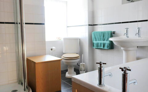 Dunan: Tap, Plumbing Fixture, Sink, Property, Bathroom Sink, Bathroom, Black, Interior Design, Purple