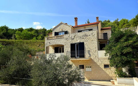 Villa Bay View: Property, House, Building, Residential Area, Real Estate, Home, Architecture, Neighbourhood, Sky, Villa