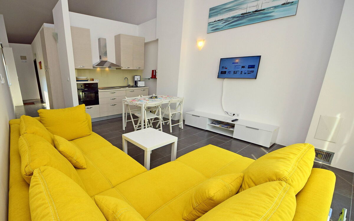 Accommodation:&nbsp;Molo Lozna 104.2