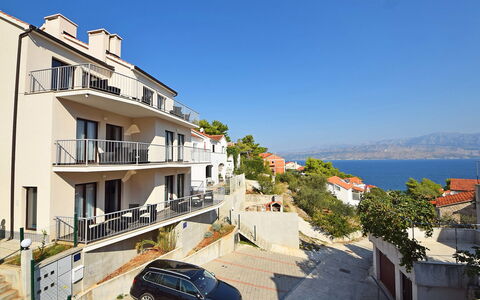 Brač Postira 104: Wheel, Sky, Building, Window, Vehicle, Car, Urban Design, Plant, Tree