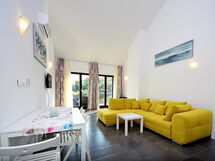 Accommodation:&nbsp;Molo Lozna 104.1