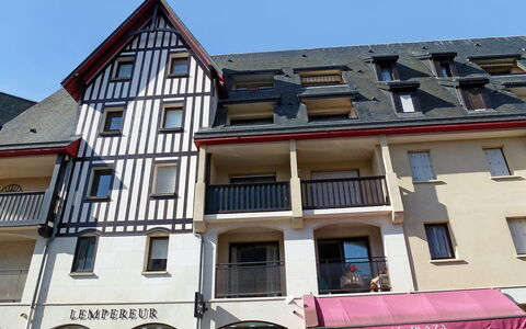 Le Plazza: Sky, Window, Building, Urban Design, Material Property, Residential Area, Real Estate, Roof, City