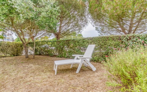 Vaux sur Mer 450: Plant, Outdoor Bench, Plant Community, Water, Furniture, Table, Botany, Outdoor Furniture, Natural Landscape, Chair