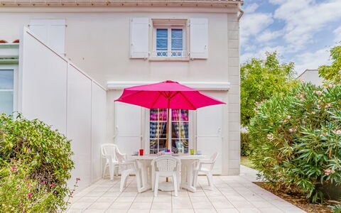 Vaux sur Mer 450: Plant, Window, White, Umbrella, Cloud, Shade, Building, Wood, Chair, Flower