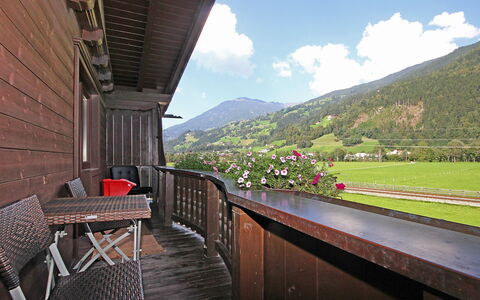 Aschau im Zillertal 495: Property, Building, Balcony, Room, Real Estate, House, Architecture, Landscape, Mountain, Vacation