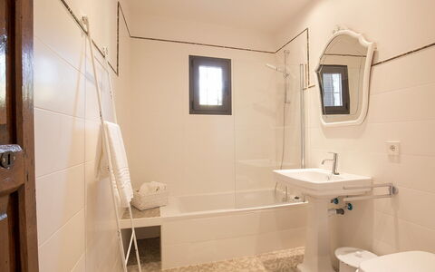 Can Coll: Bathroom, Room, Property, Wall, Interior Design, Plumbing Fixture, Tile, Building, Floor, Architecture