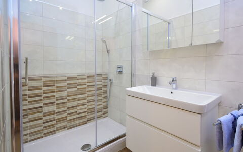 Ante: Bathroom, Property, Room, Architecture, Tile, Real Estate, Interior Design, Floor, House, Tap