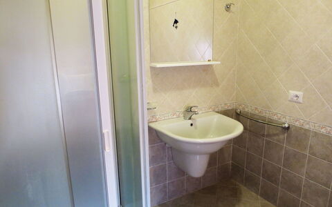 Rondinelli: Bathroom, Property, Tile, Room, Plumbing Fixture, Wall, Floor, Bathroom Accessory, Architecture, Tap