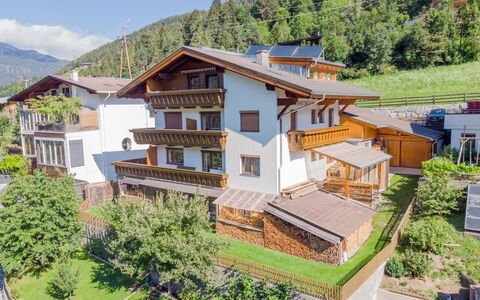 Berneckblick: Plant, Building, Property, Sky, Window, Nature, House, Tree, Land Lot, Urban Design