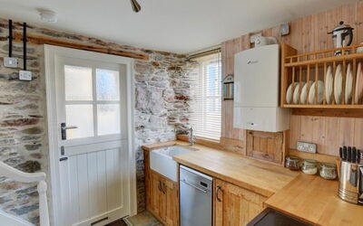 Seaview 614.1: Cabinetry, Kitchen Sink, Property, Countertop, Tableware, Ceiling Fan, Wood, Window, Kitchen, Home Appliance