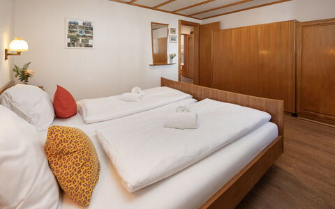Chalet im Klusi: Interior Design, Wood, Bedroom, Bed, Furniture, Flooring, Ceiling, Floor, Bed Sheet, Bed Frame