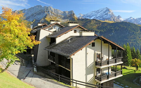 Les Petites Maraîches 132 389: Mountainous Landforms, Mountain, Mountain Range, Property, Mountain Village, House, Alps, Home, Natural Landscape, Real Estate