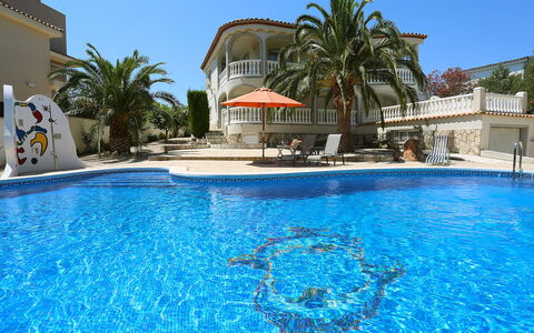 Escorpion: Water, Sky, Property, Blue, Swimming Pool, Azure, Tree, Plant, Body Of Water