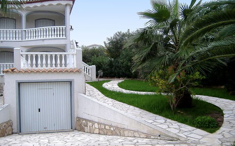 Escorpion: Property, Home, House, Real Estate, Driveway, Building, Tree, Mansion, Estate, Residential Area
