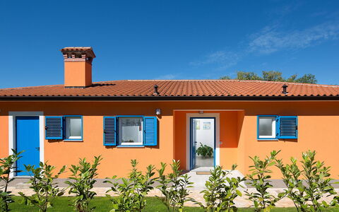 Ana: House, Property, Home, Building, Real Estate, Roof, Facade, Cottage, Residential Area, Architecture