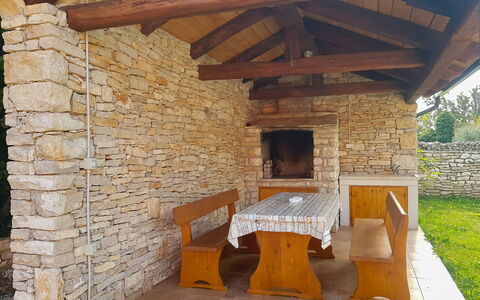 Ana: Property, Masonry Oven, Room, Building, Hearth