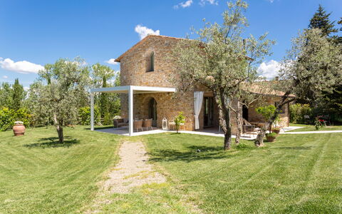 Villa Melinda: Property, House, Home, Real Estate, Building, Farmhouse, Estate, Cottage, Land Lot, Villa