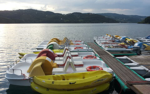 Appartamento Porretta Terme: Water Transportation, Water, Boat, Vehicle, Yellow, Boating, Sky, Lake, Vacation, Recreation