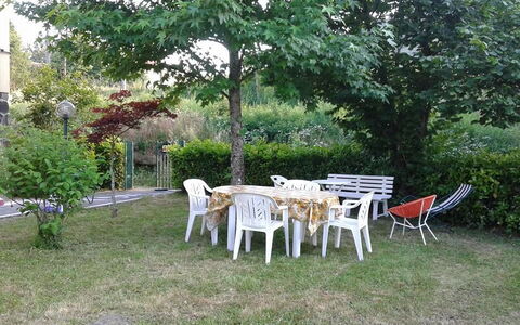 Appartamento Porretta Terme: Property, Yard, Table, House, Backyard, Garden, Grass, Cottage, Tree, Real Estate