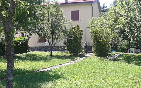 Appartamento Porretta Terme: Property, Yard, House, Backyard, Real Estate, Home, Land Lot, Lawn, Tree, Grass