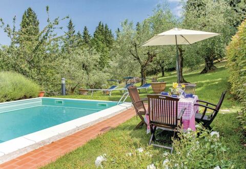 La Casetta: Property, Swimming Pool, Home, Real Estate, Backyard, House, Grass, Leisure, Yard, Lawn