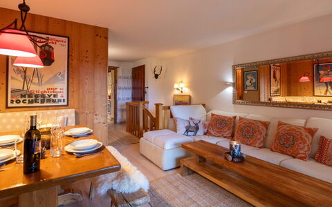 Les Hespérides 2: Furniture, Interior Design, Wood, Ceiling, Room, Home, Table, Couch, Flooring, Living Room
