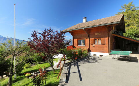Chalet Zan-Fleuron: Property, House, Home, Building, Real Estate, Sky, Tree, Mountain, Cottage, Spring