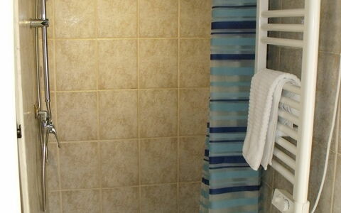 Studio Moremi': Property, Bathroom, Plumbing Fixture, Shower, Shower Head, Building, Interior Design, Floor