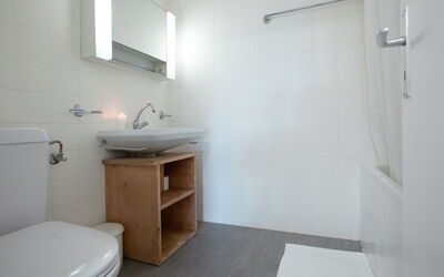 Diamant 39 125.3: Mirror, Property, Sink, Plumbing Fixture, Tap, Bathroom Cabinet, Bathroom, Bathroom Sink, Interior Design