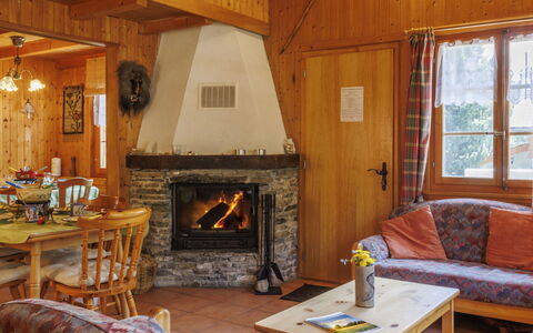 Coquelicot: Wood, Furniture, Interior Design, Ceiling, Room, Flooring, Floor, Living Room, Hardwood, Cottage